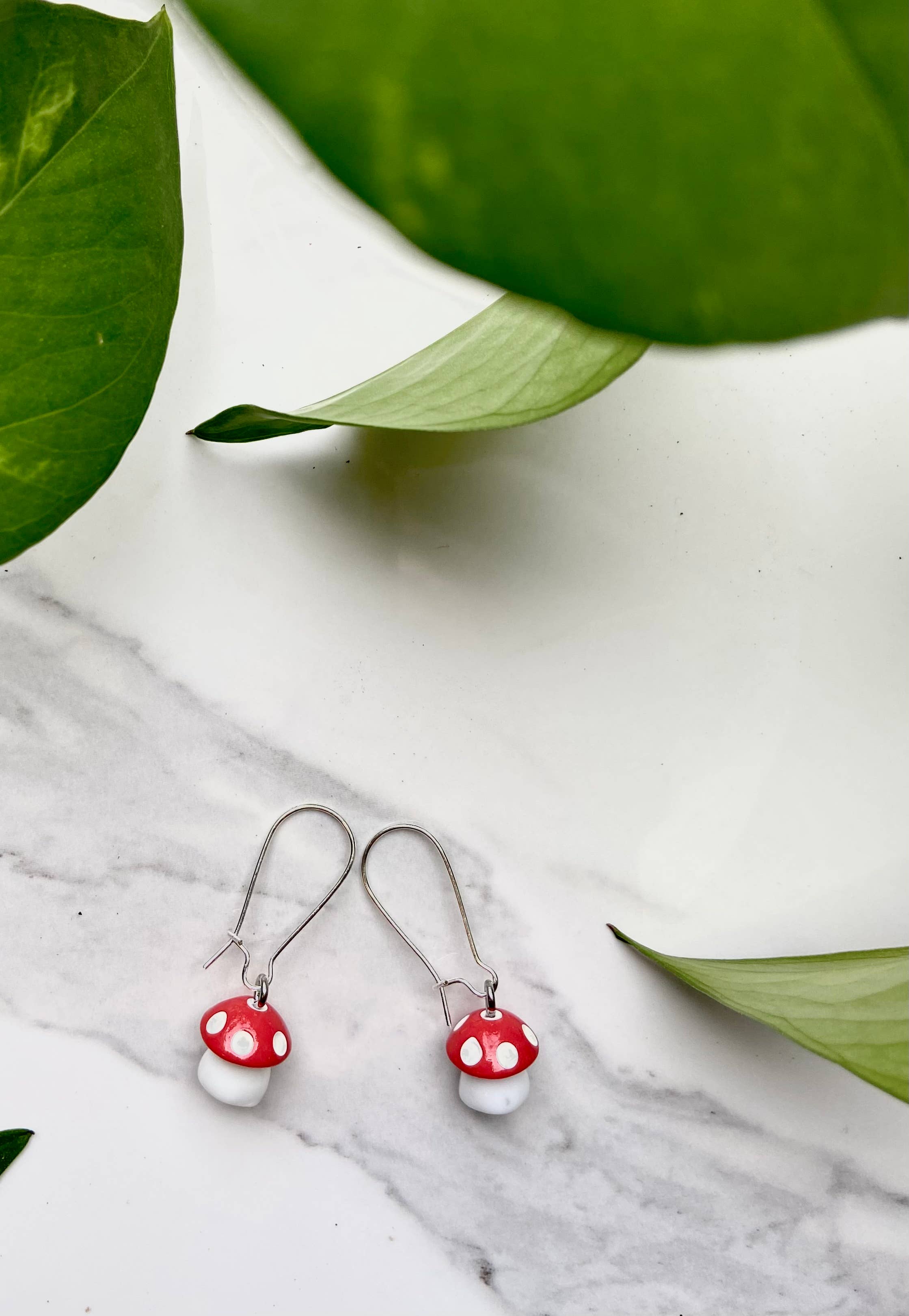 Three Witches Tea Shop – Engroshandel Hængeøreringe og creoløreringe – Mini Mushroom Øreringe sæt1