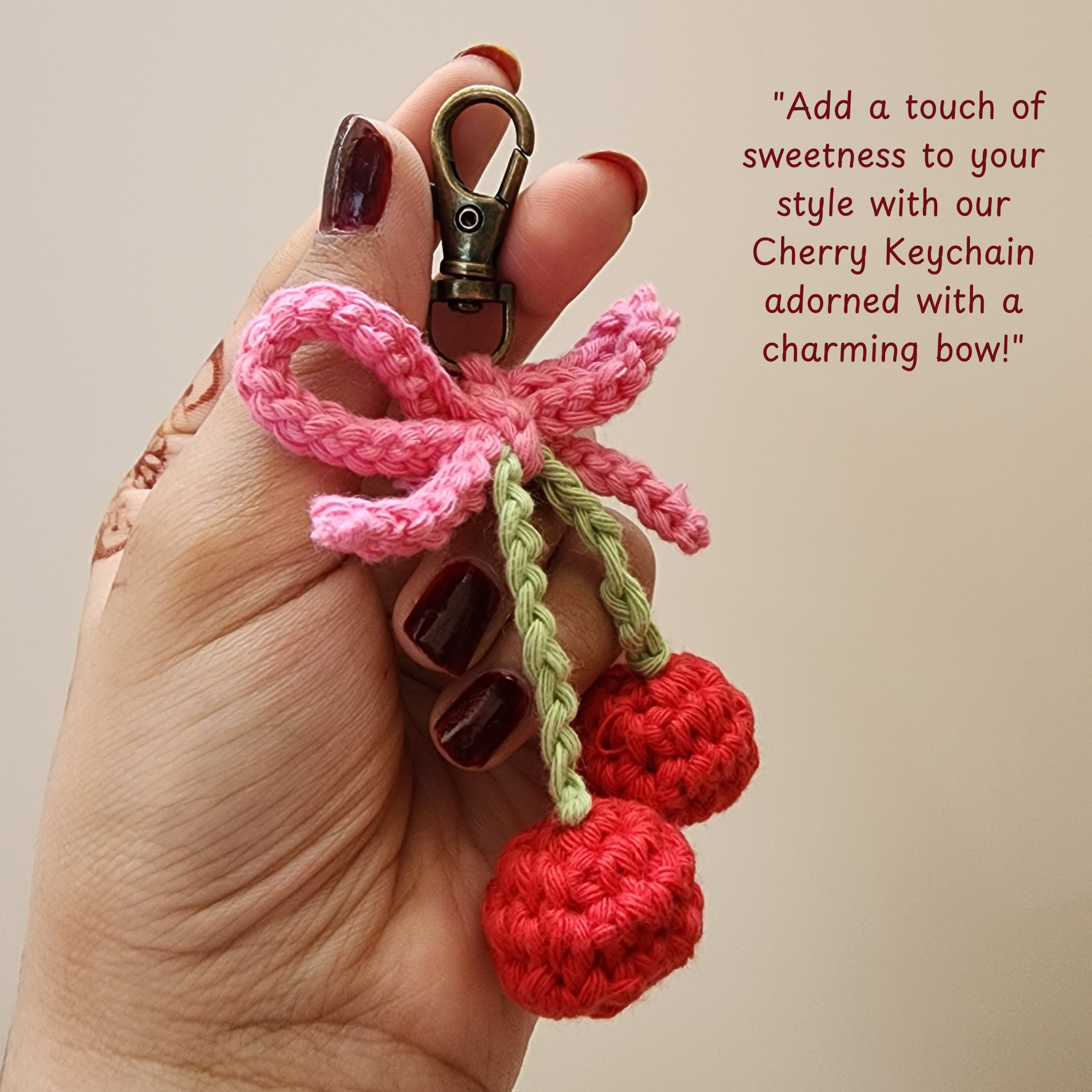 Handmade By Uruba – Großhandel Schlüsselanhänger-Armbänder – Handgefertigter Häkel-Kirschenschlüsselanhänger | Fruchtinspirierter Anhänger1