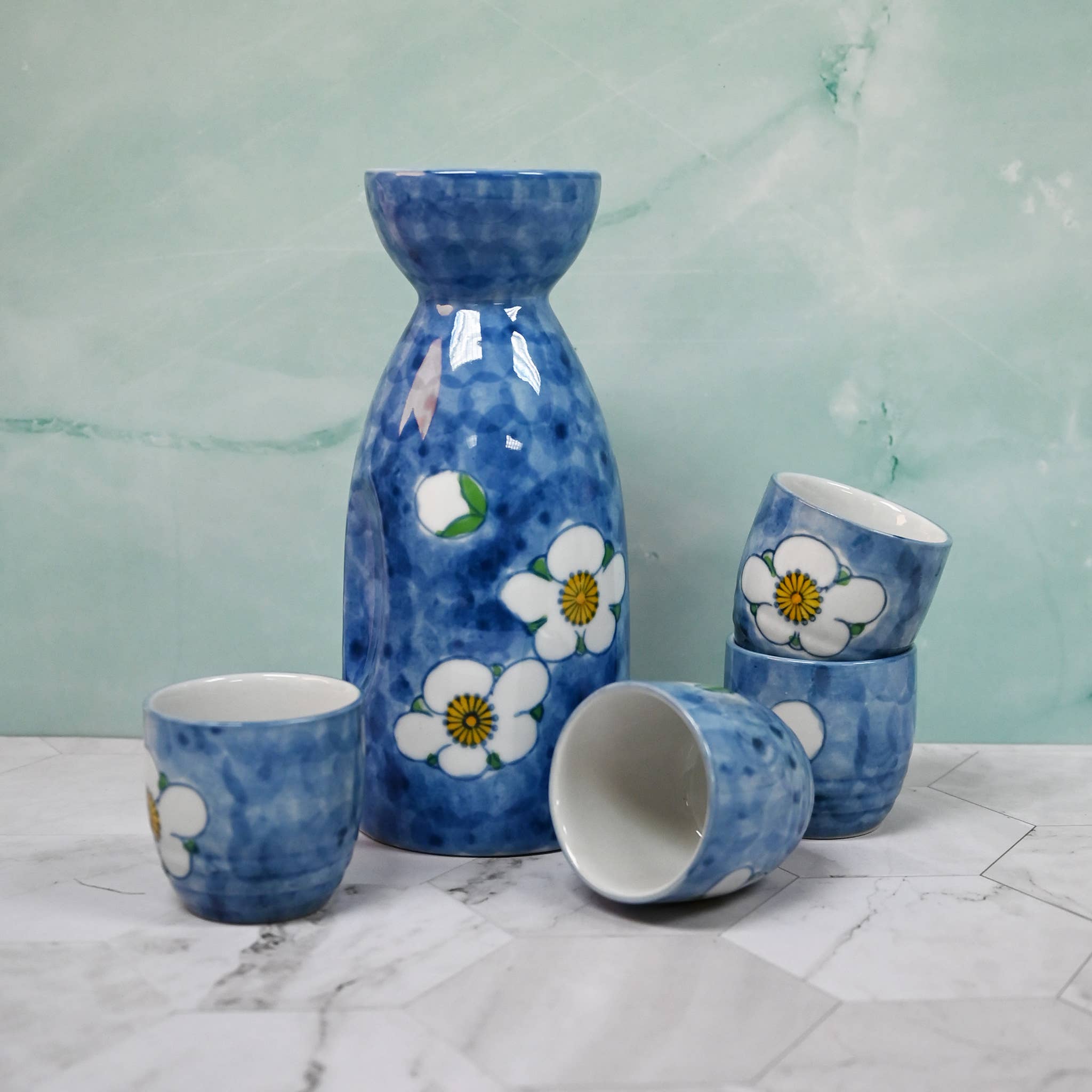 Fuji Merchandise Corporation - Vente Décorations de table - ENSEMBLE À SAKE – MOTIF FLEUR BLEUE ET BLANCHE5