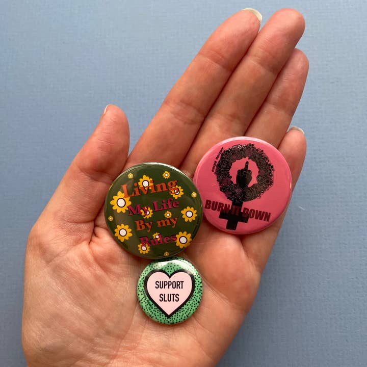 A.J.B- art goodies - Venta al por mayor Botón/prendedor - Pin con forma de corazón Feminist Slut Love