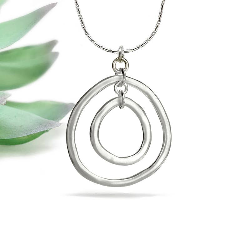 Dobbelt Circlet vedhæng på kæde for engroshandel hos Matsu Jewellery