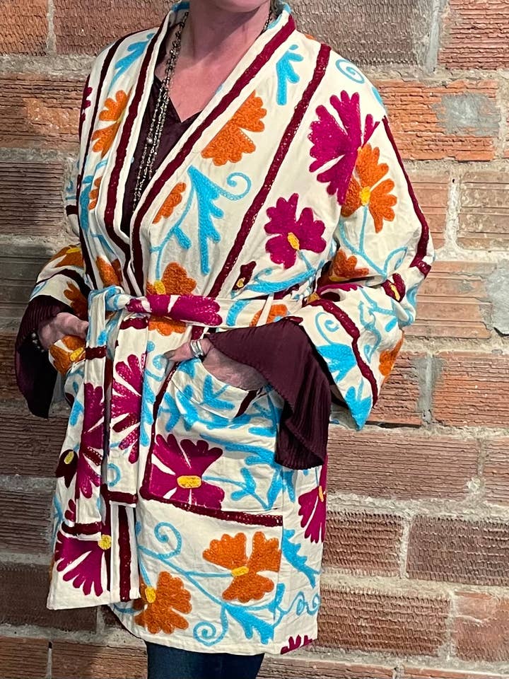 Veste Suzani brodée à la main - crème pour la vente par Bohemian Grace - Grace & Grit