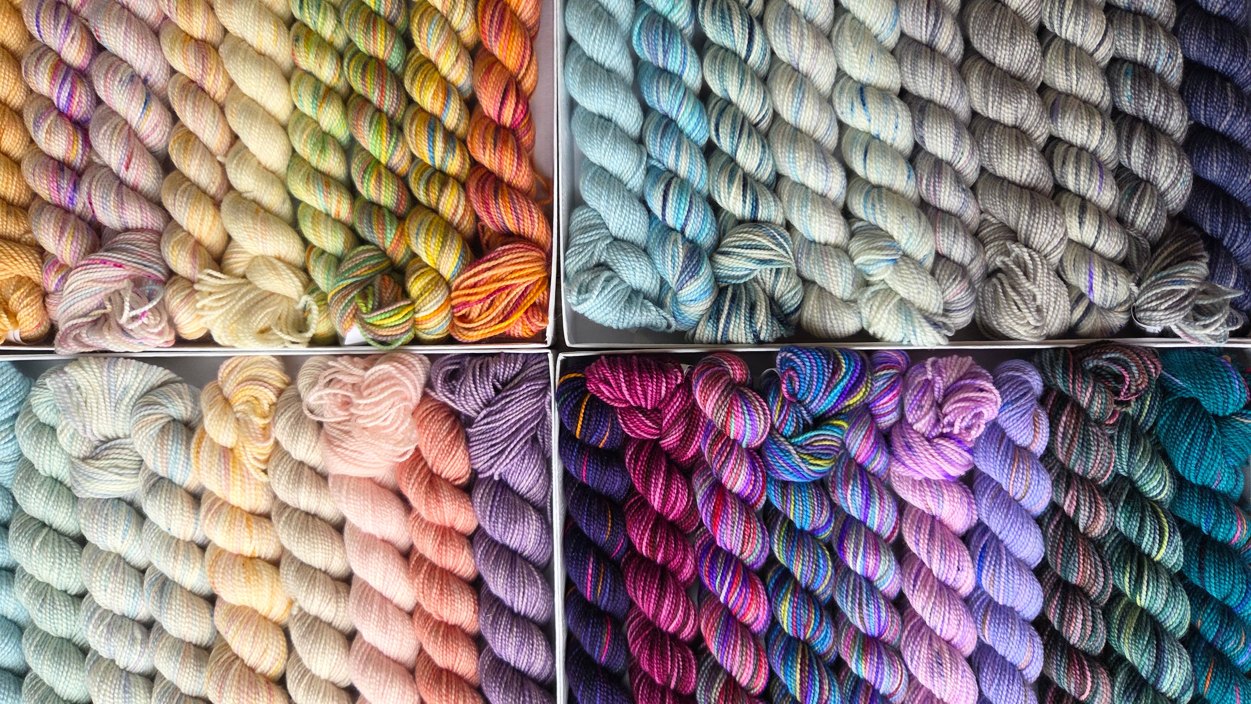 Koigu Wool Designs – Großhandel Garn – Bridgerton Stifteboxen1