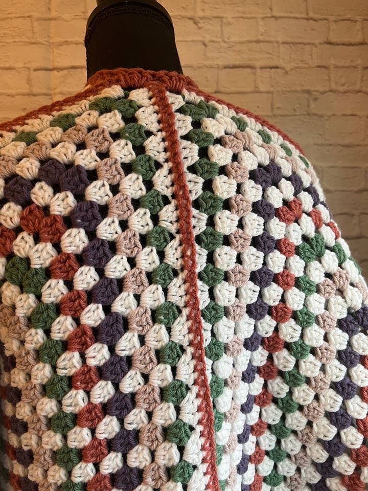 Willow And The Wolf Co - Venta al por mayor Cárdigan - Mujer - Cárdigan Sugarplum Hexi. Jersey Granny Square. Multicolor H