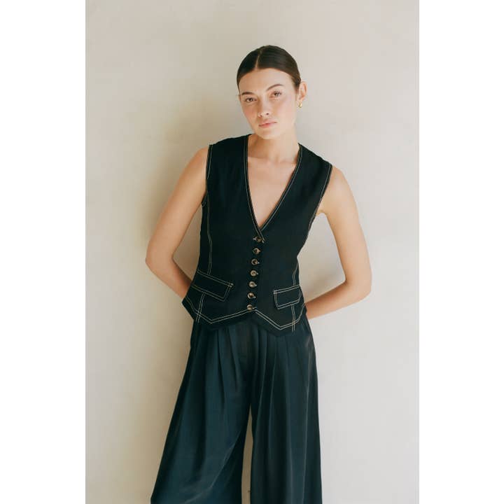 AR1171 | Gewebte ärmellose Weste aus 100% Leinen mit V-Ausschnitt und Knopfleiste für den Großhandel von a.ren