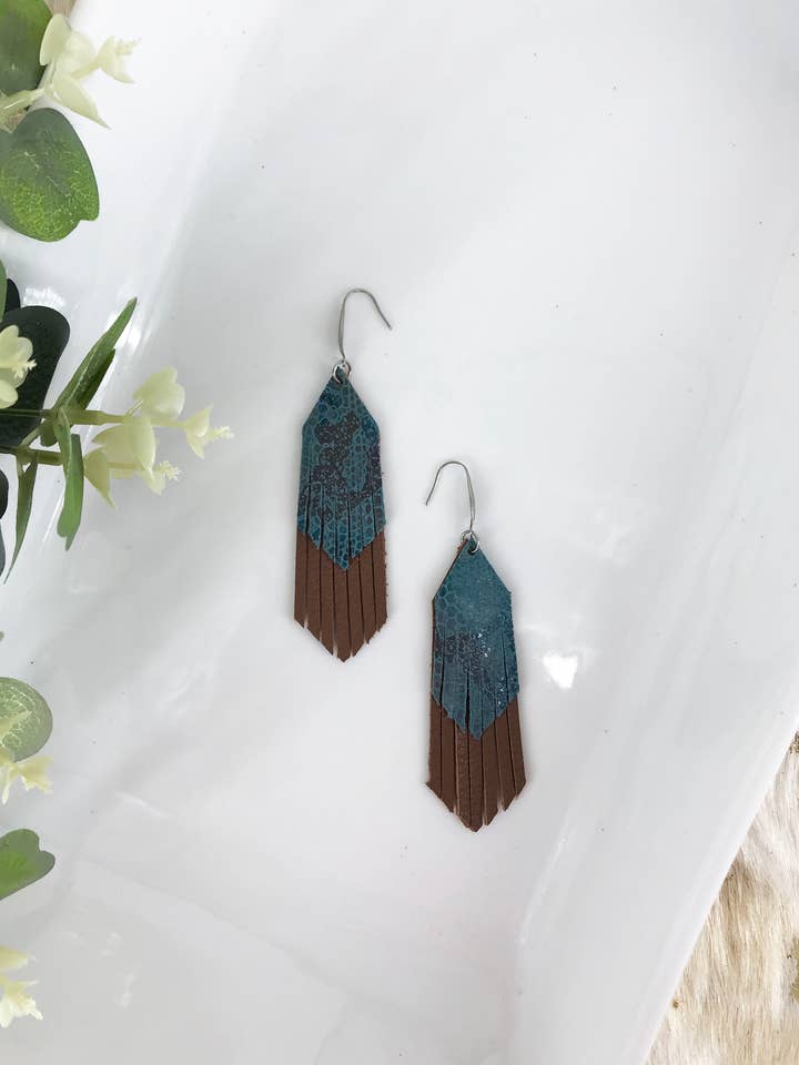 E19-170 Ohrringe aus echtem Leder in Braun und Türkis für den Großhandel von Magnolia & Peach Jewelry Boutique, LLC