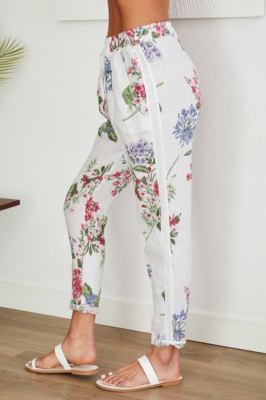 Wit LINNEN BROEK MET BLOEMENPRINT EN PAILLETTEN ZIJSTREEP (16-08-FLORAL) voor groothandel op Faire1