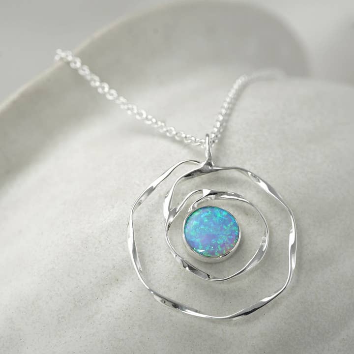 Ciondolo fatto a mano in argento sterling con opalite blu a spirale per la vendita all'ingrosso da parte di Banyan Jewellery