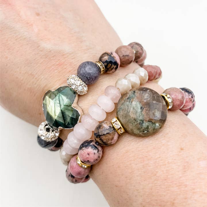 MEDAILLON-ARMBÄNDER AUS GRAUEM OPAL für den Großhandel von Olivia Grace Jewelry