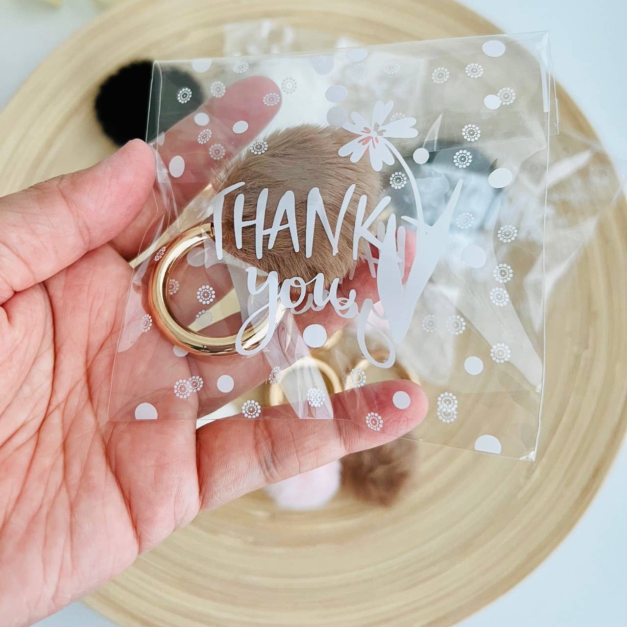 Tiny Gift Society – wholesale Nyckelringar - Dam – Pom Pom Furry Pouf Mini Nyckelring Tack Gåva1