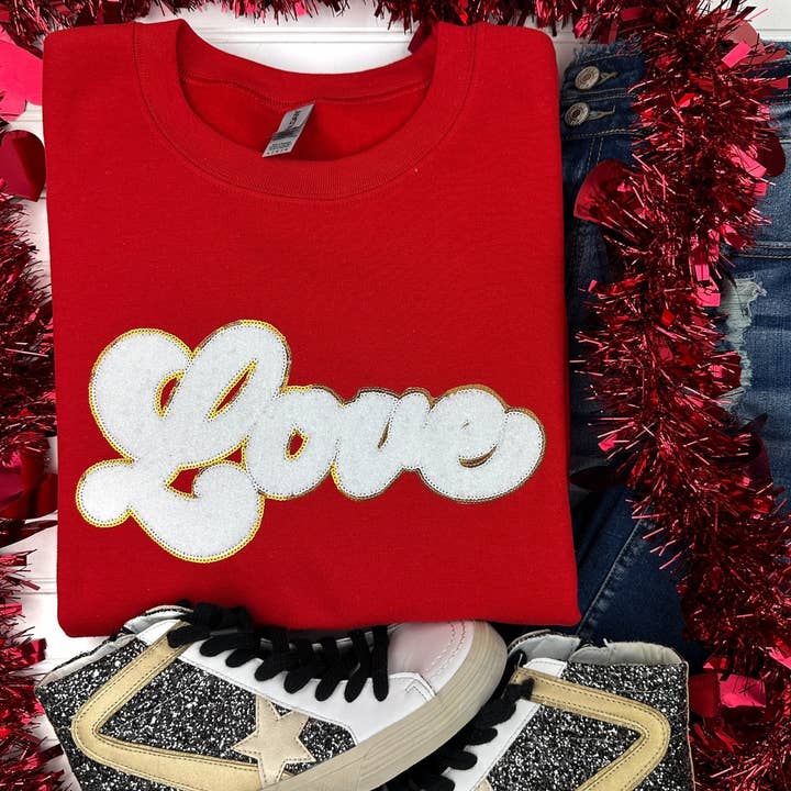 Weißes Gildan-Sweatshirt aus Chenille Love Patch - Rote Farbe für den Großhandel von Nikkilynn Wholesale
