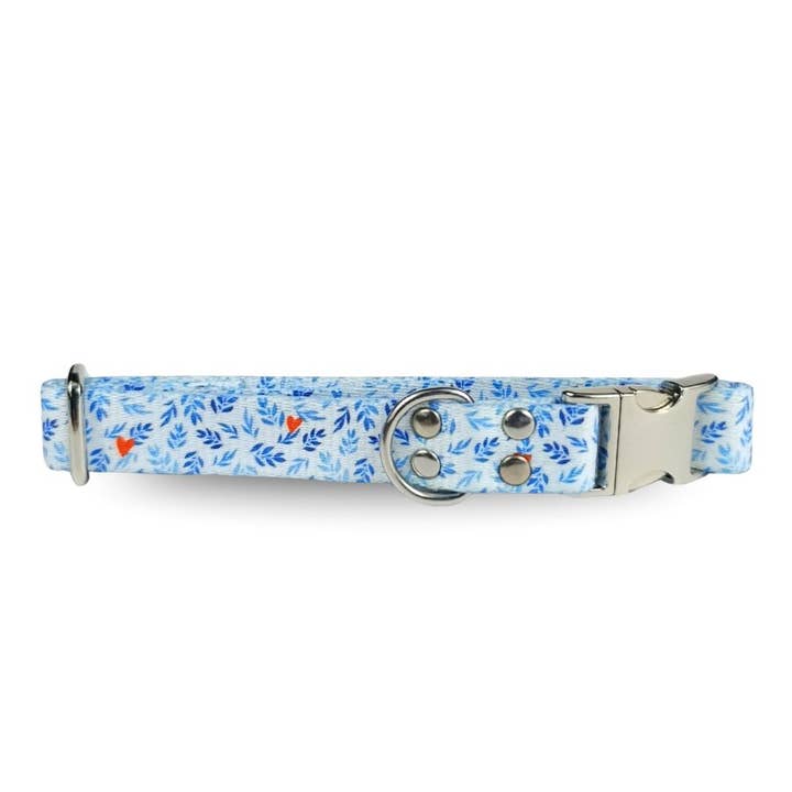 Collier pour chien motif feuillage bleu et cœur orange pour la vente par Stylidog