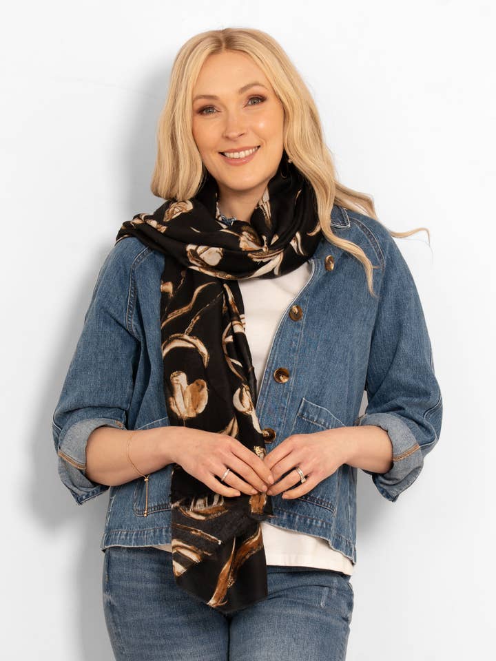 Écharpe légère Ashley - noire, grande taille à motif floral pour la vente par Sarta Accessories