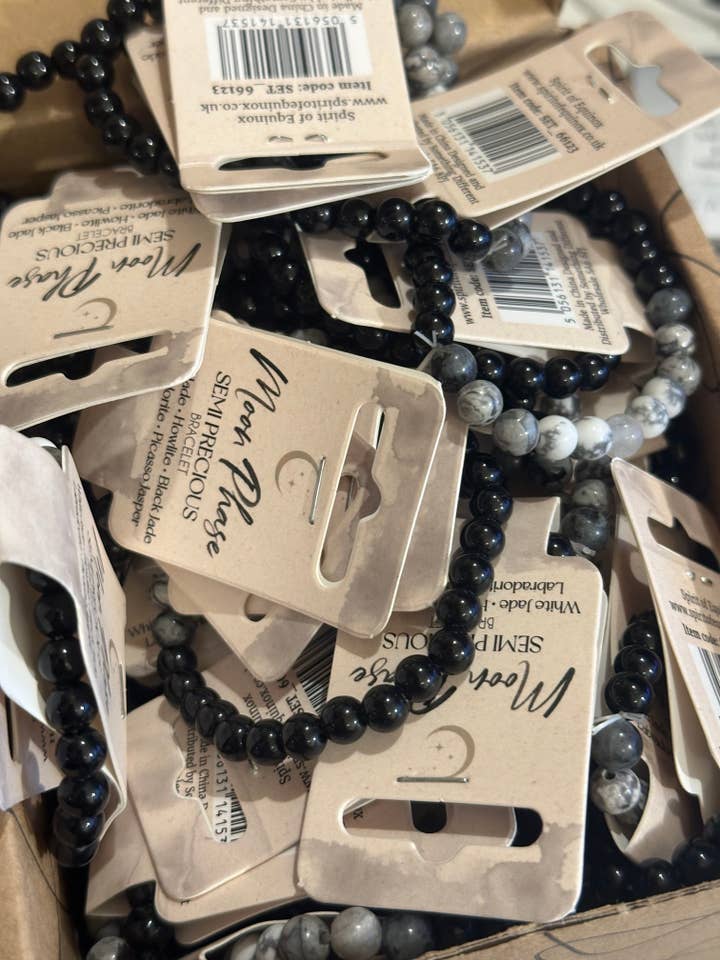 Lot de 40 bracelets en pierres semi-précieuses "Moon Phases" pour la vente par Witches box