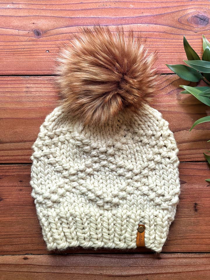 Bonnet en tricot Etta en pêcheur pour la vente par Ellikin Knits, LLC