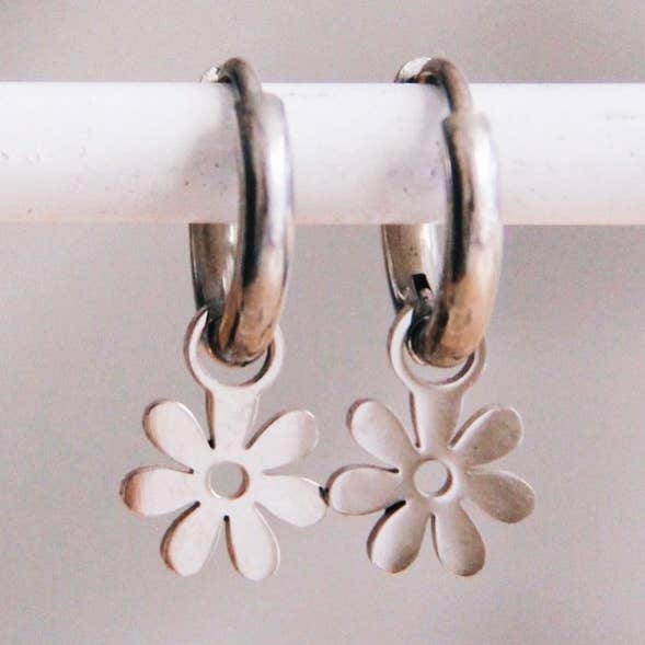 Bazou - Wholesale Oorringen - Zilverkleurige creooloorbellen met madeliefbloem van roestvrij staal0