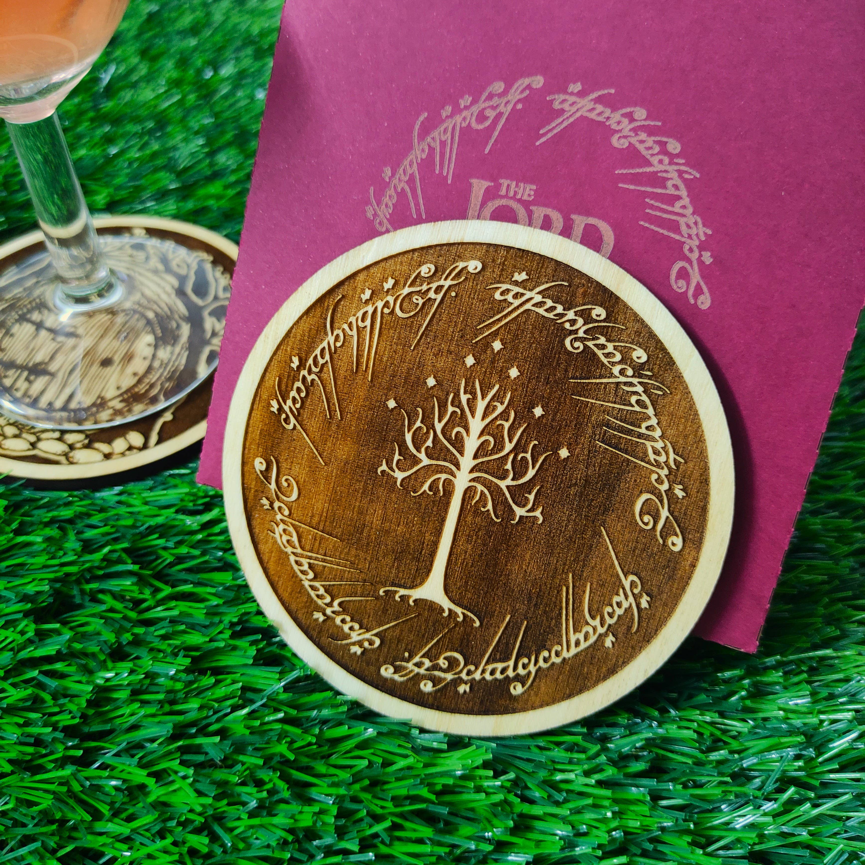 Herbs&Belles – Engroshandel Bordskånere – Sæt med 6 Ringenes Herre træunderlag, LOTR Geek Itens7