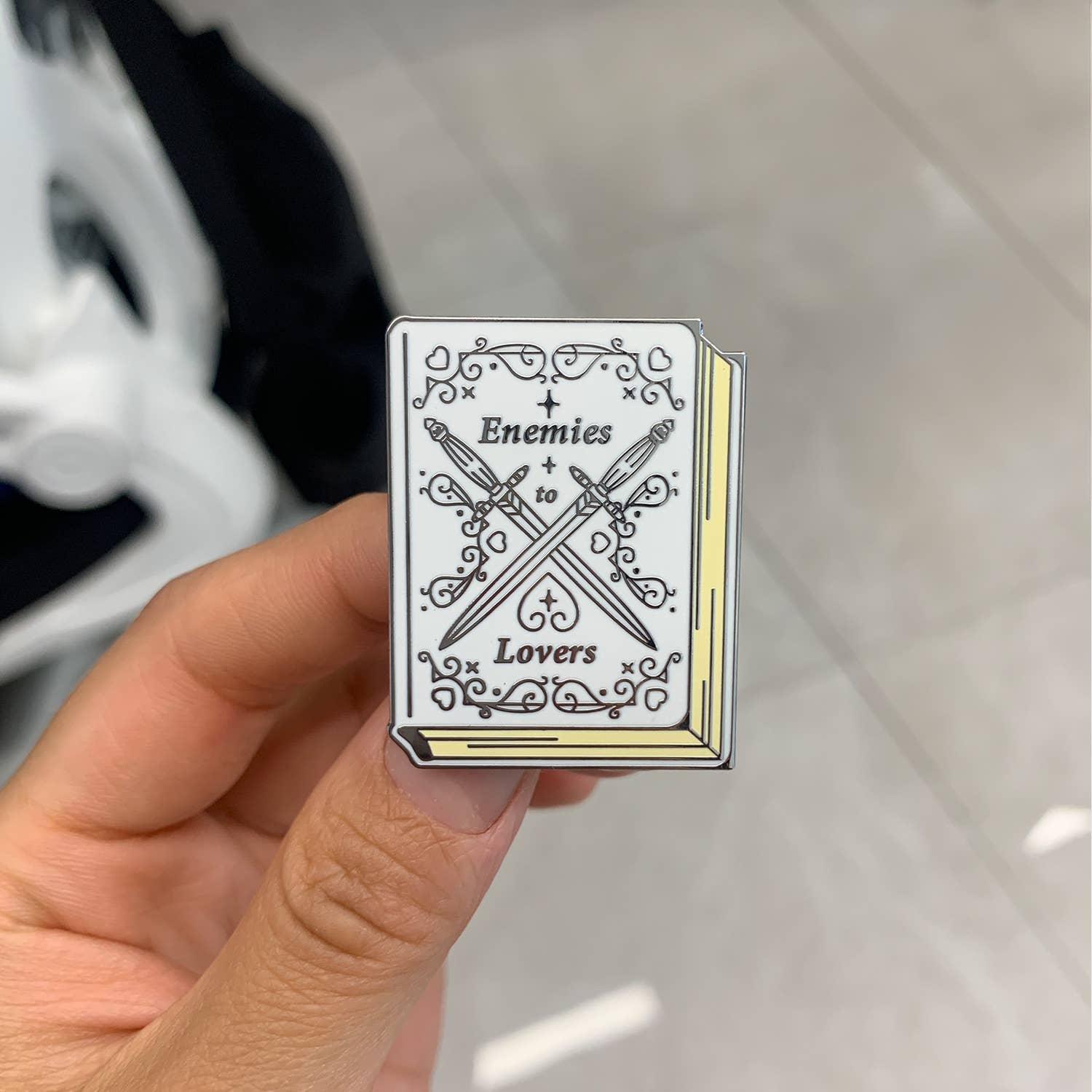 Creative Goodie - Venta al por mayor Botón/prendedor - Pin de esmalte duro «Enemies to Lovers» para amantes de los libros9