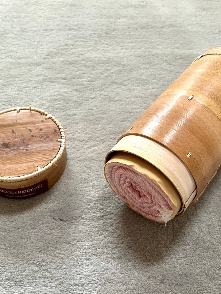 Der weiche rosa Krama in seiner Palmrindenschachtel für den Großhandel von Krama Heritage