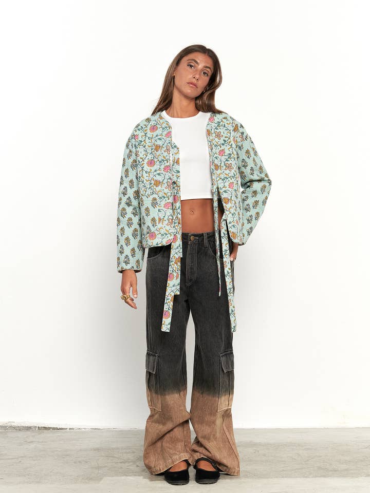 Giacca Magda verde menta a fantasia floreale con fiocchi per la vendita all'ingrosso da parte di PAR&ESCALA