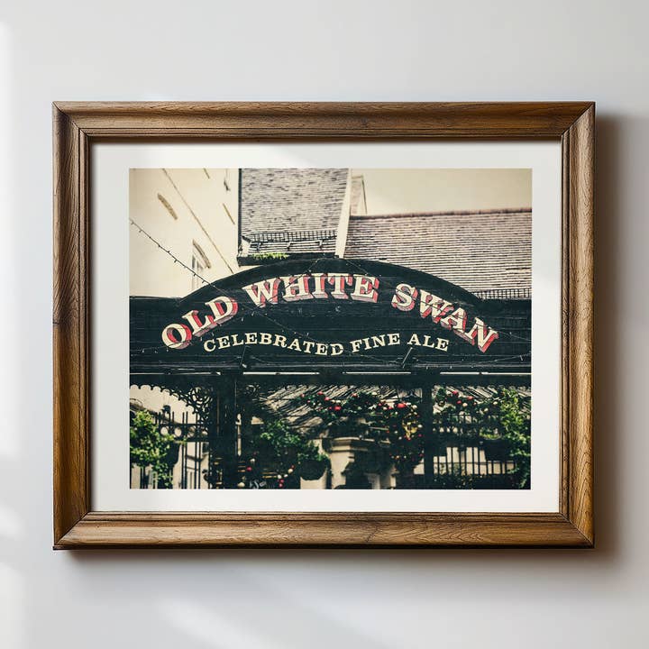 Impression du pub Old White Swan | Photographie de York, Angleterre pour la vente par Lisa Russo Fine Art