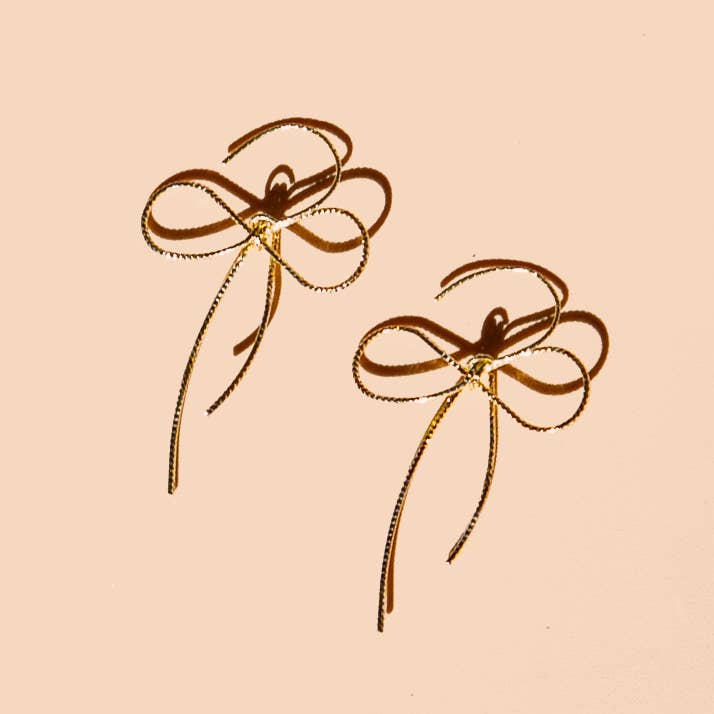 Peter and June – wholesale Hängande örhängen – Sätt en rosett på det Örhänge - 18K guldpläterad1