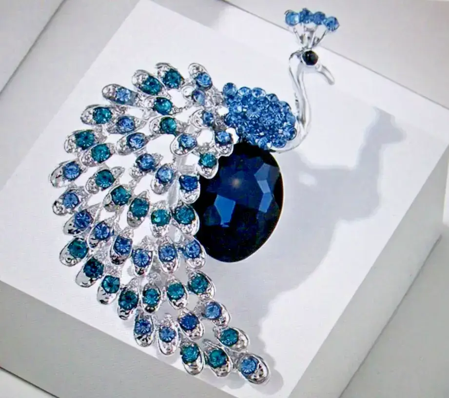 Magnifique Hearts - Vendita all'ingrosso Spille - Elegante spilla a forma di pavone con strass blu, spilla da bavero0