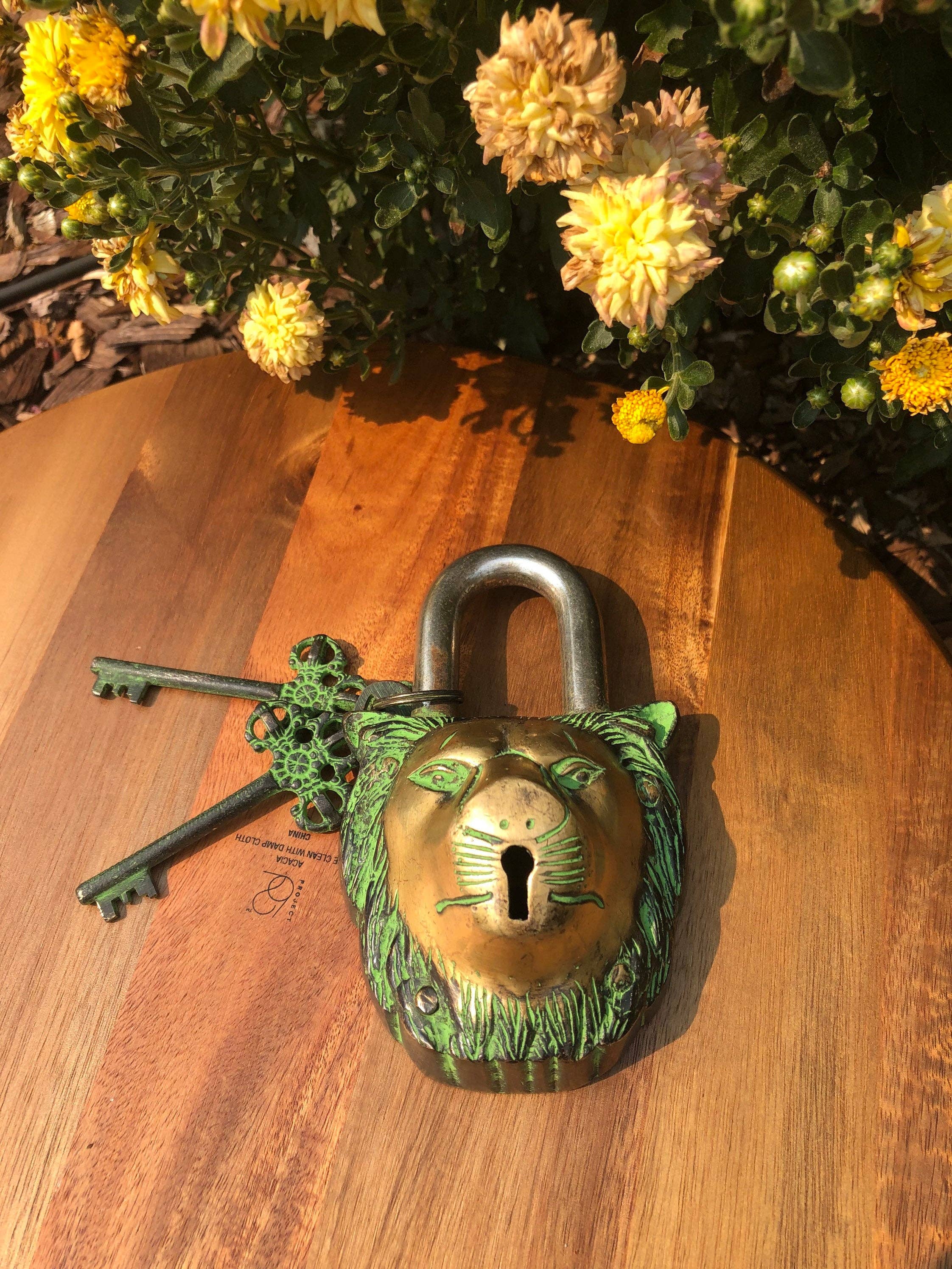 Like International - Venta al por mayor Figura decorativa - Candado de templo vintage de latón único de león0