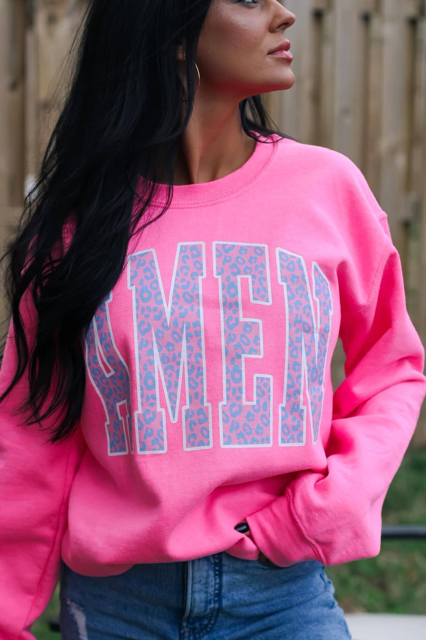 Small Town Society Apparel Co. – Großhandel Sweatshirt mit Grafikdruck – Damen – Amen Sweatshirt in Neonpink, Unisex1
