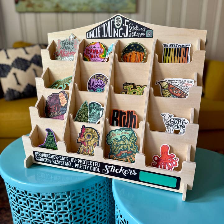 Grand présentoir d'autocollants en bois de l'oncle Dunc pour la vente par Uncle Dunc's Sticker Shoppe