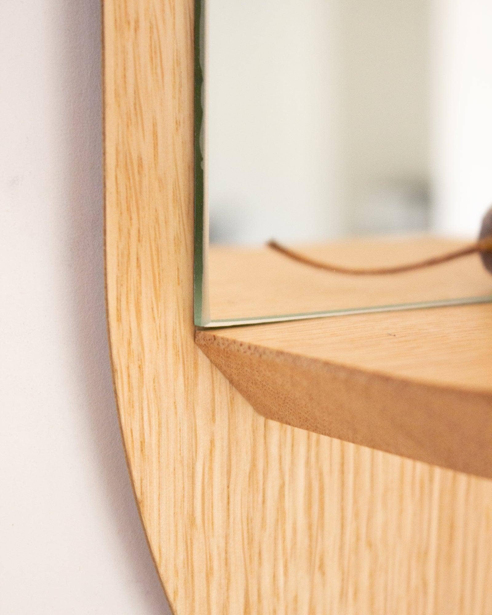 Reine Mère - Vendita all'ingrosso Specchi da parete - Solstice - Specchio con mensola in rovere2