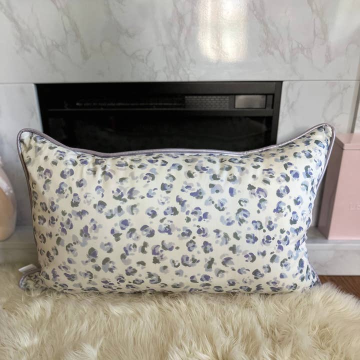 Almohadas con diseño de leopardo en tonos blancos y morados para venta al por mayor de kierst