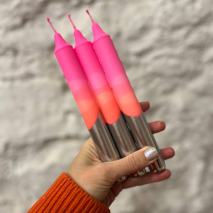 True North Chandlers - Candles - Venta al por mayor Velas cónicas/candeleros - Vela cónica degradada neón con baño de plata - Rosa neón/rojo neón