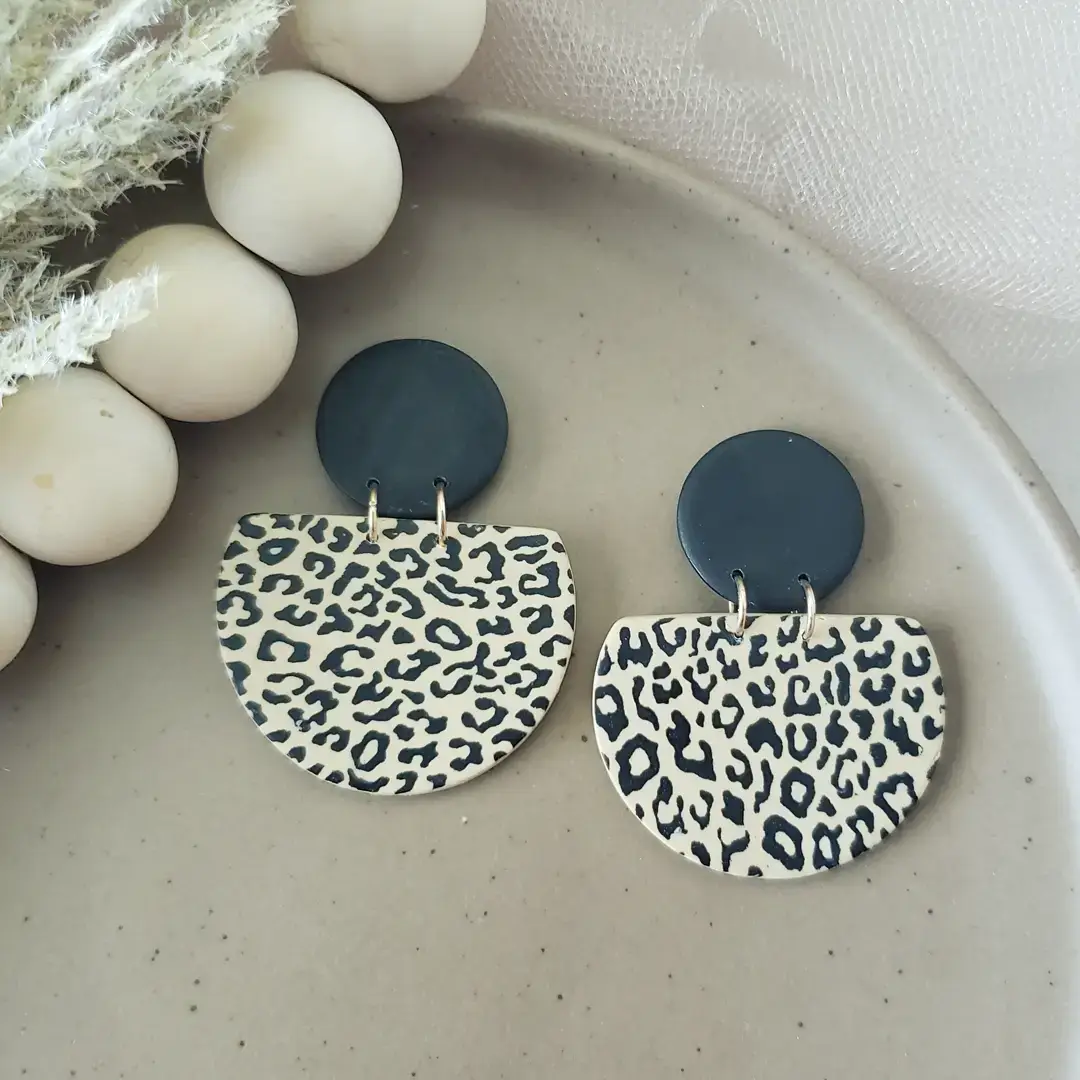 LulaLina Design – Großhandel Ohrhänger – the Payton | Ohrstecker aus Ton mit Leopardenmuster1
