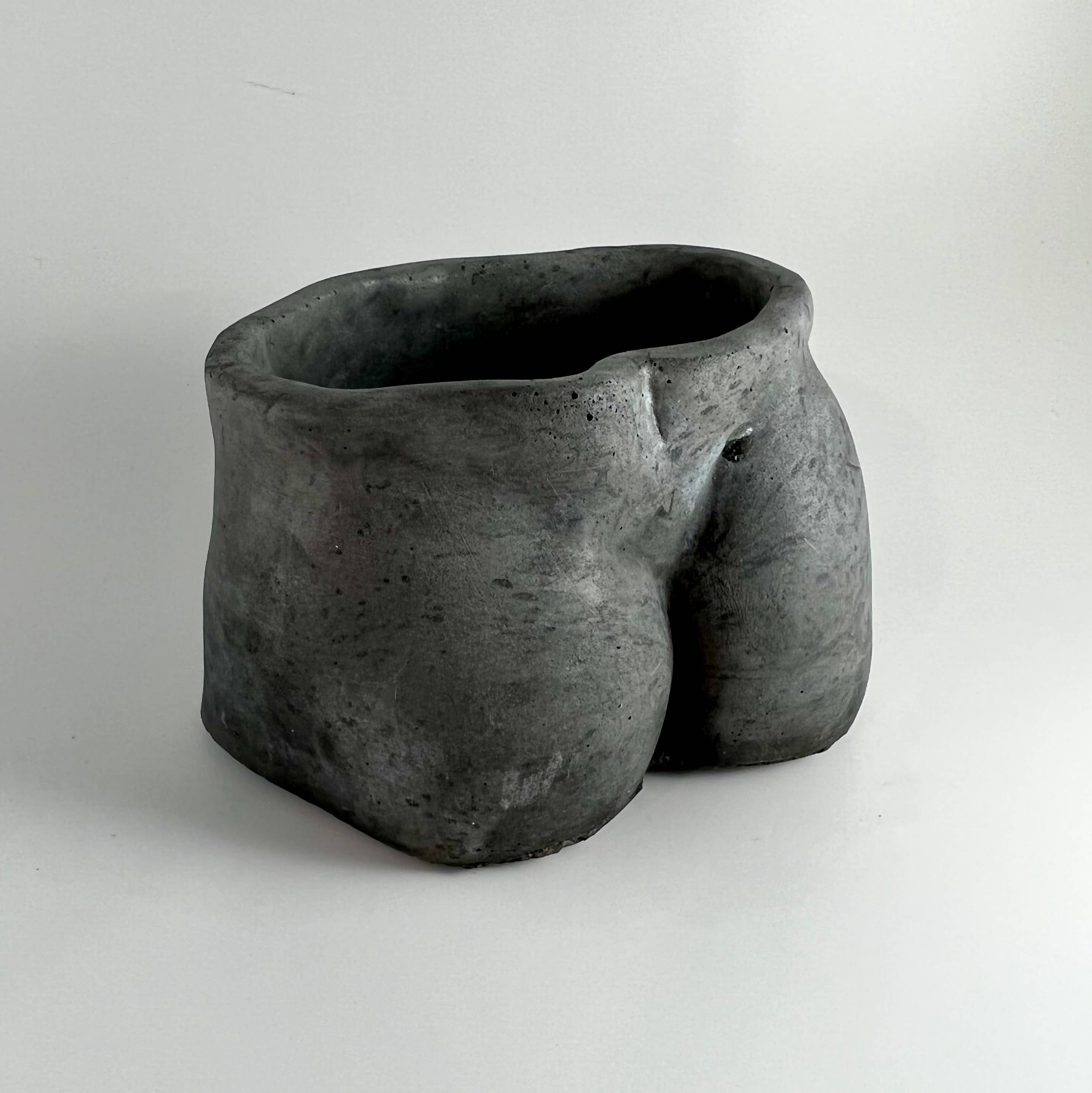 the plant gays - Wholesale Plant Pot - body concrete planter - bottom2