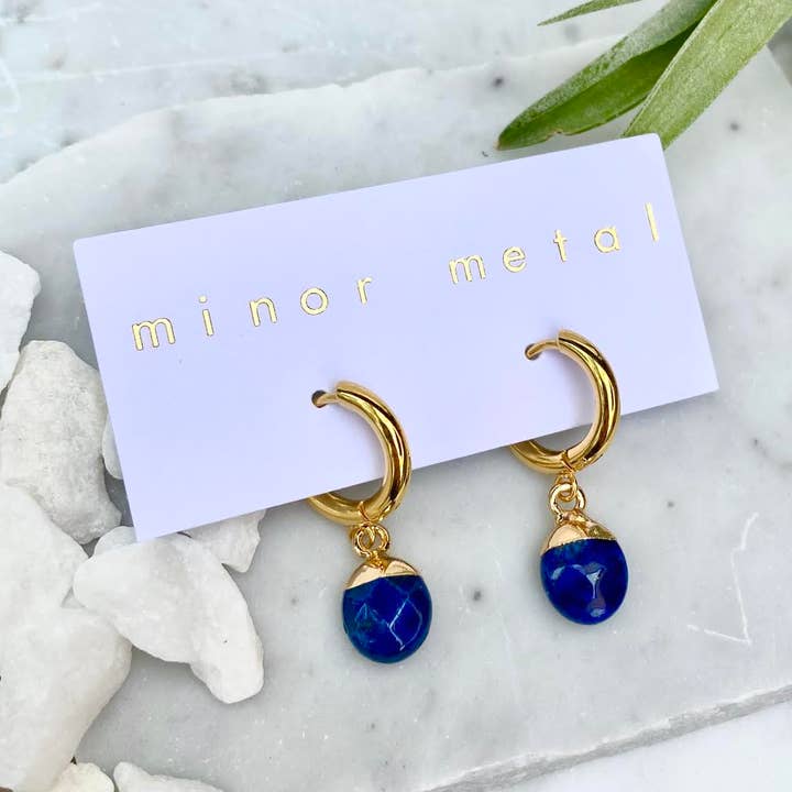 boucles d'oreilles Huggie en lapis-lazuli pour la vente par minor metal jewelry