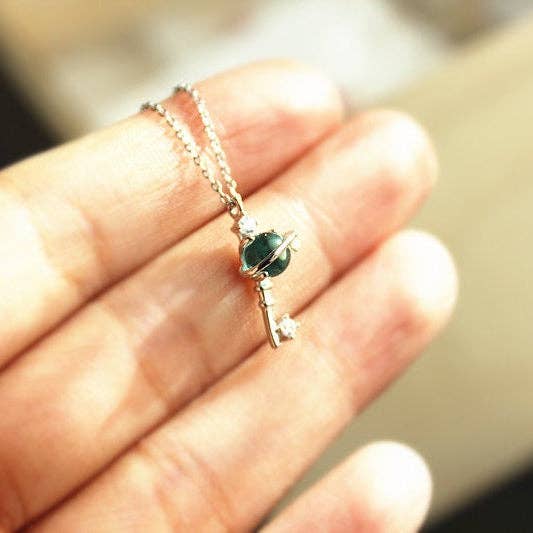 Ninaouity - Venta al por mayor Collares con colgantes/abalorios - Collar con dije en forma de llave con diseño de planeta Urano azul2