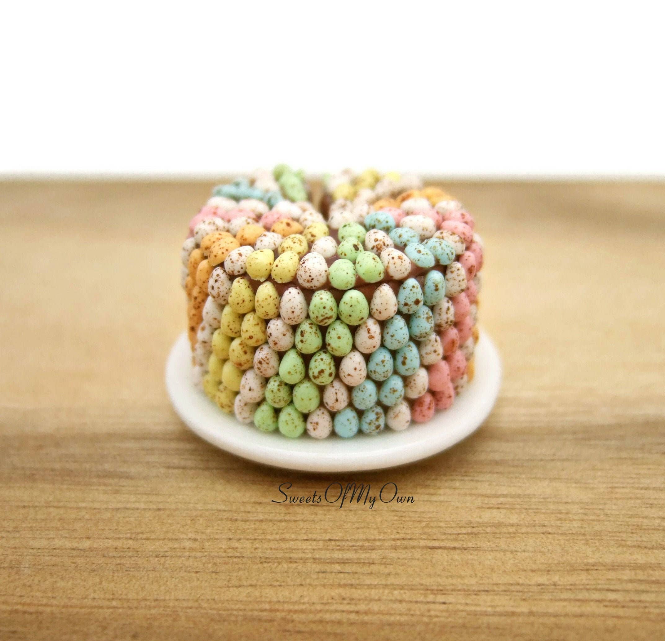 Sweetsofmyown - Vente Décorations de table - Gâteau au chocolat miniature recouvert de 216 mini œufs0