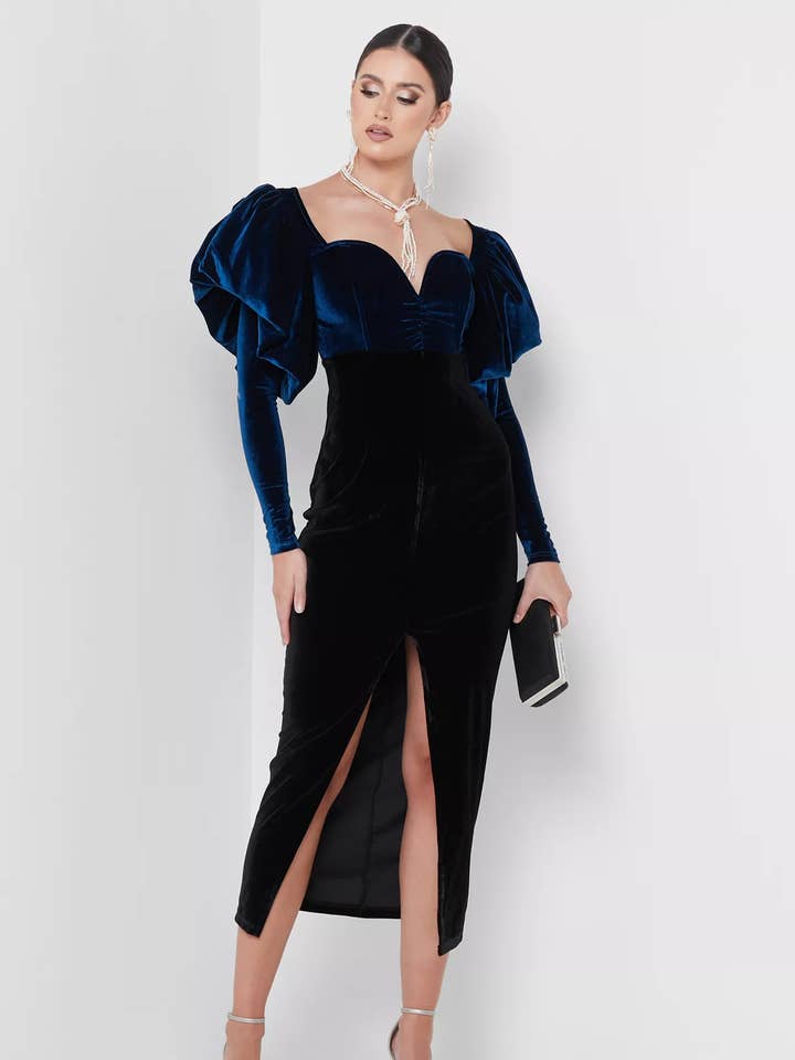 Robe midi en velours Selena à épaules volantées pour la vente par Amy Lynn