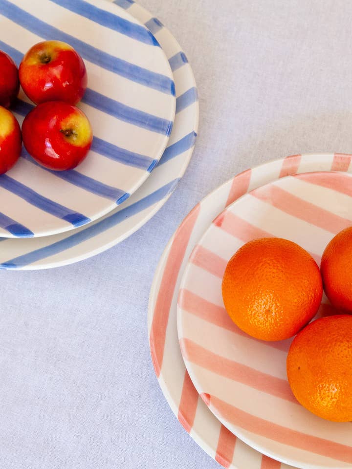 Assiette grande rayures bleues (Ø27cm) pour la vente par Marobali