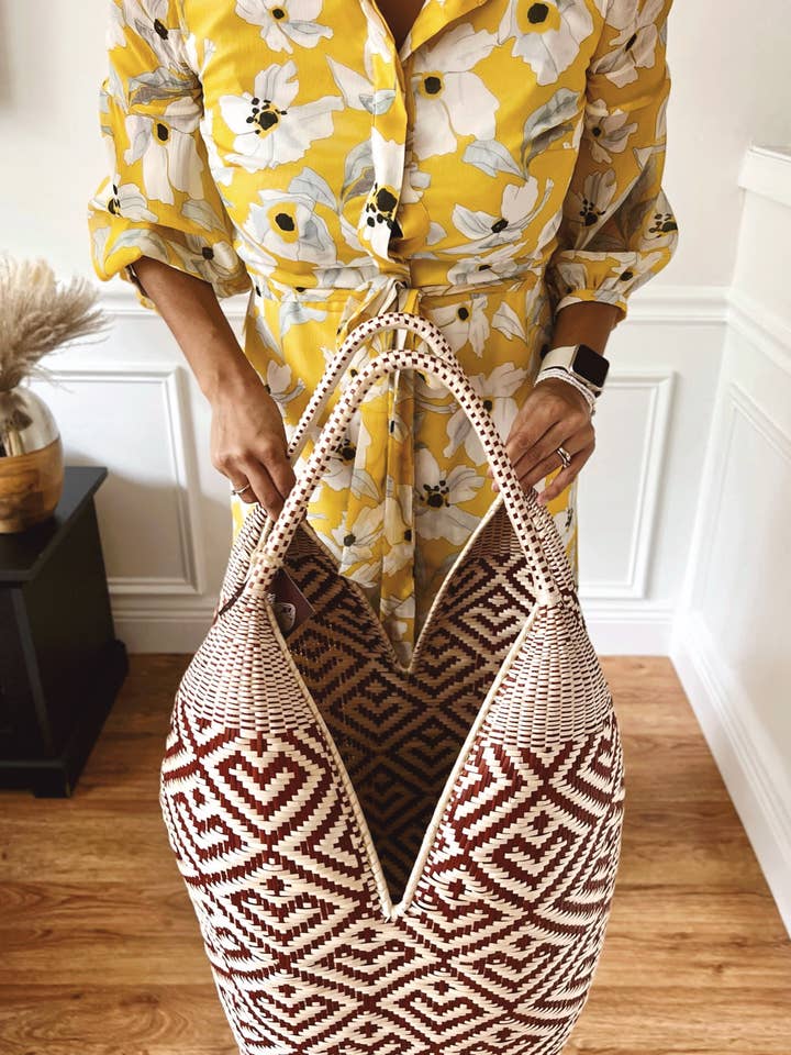 Corbeille Corazon Cuatro Tetas pour la vente par Black Clay Home