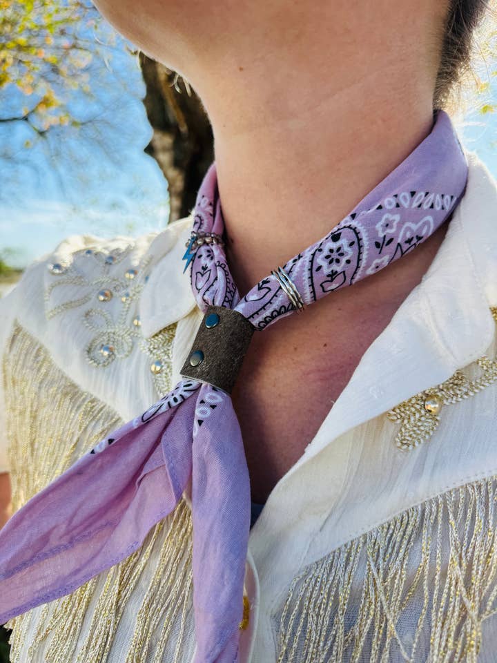 Bandanas Teints à la Main Lavande pour la vente par Boots Are My Roots