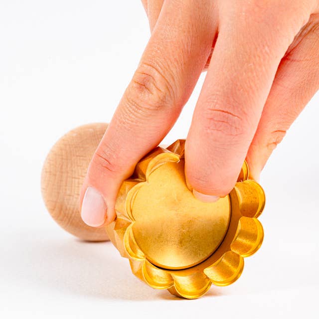 LA GONDOLA – wholesale Kitchen tool/gadget – Round Flower Ravioli Pasta Cutter, Stamp in brass 9