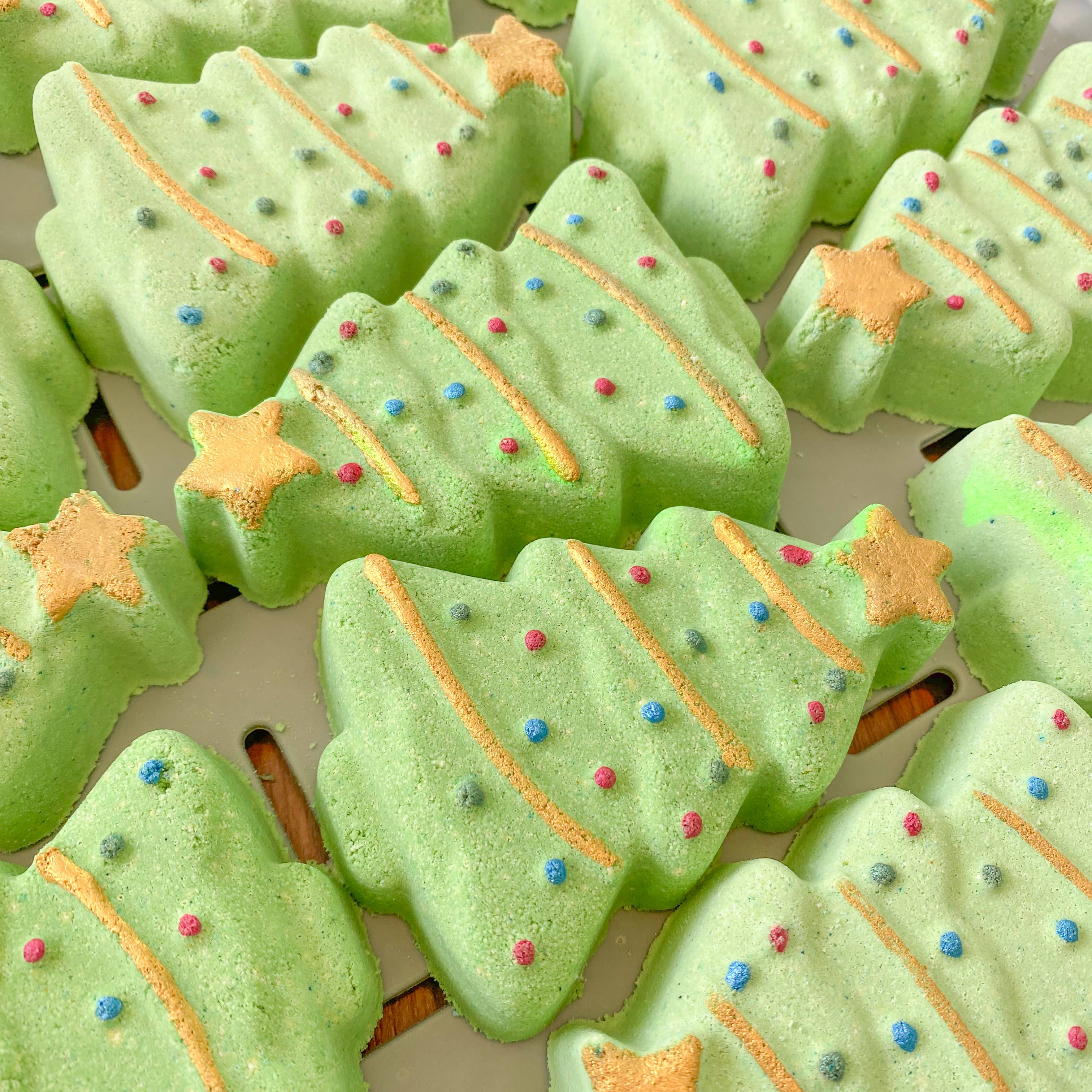 Bathe Enchanted – wholesale Bath bomb/fizz – Christmas Tree Bath Bomb1