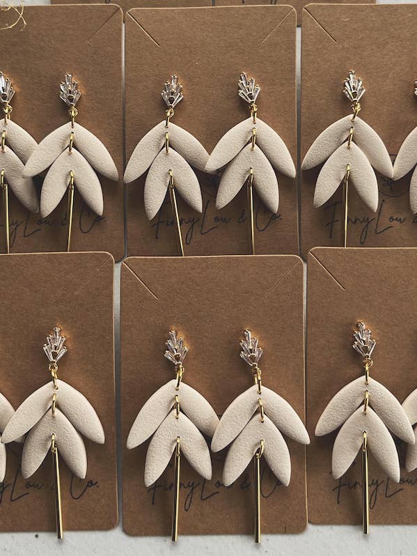 Collection nuptiale | Boucles d'oreilles en pâte polymère pour la vente par Finny Lou & Co.