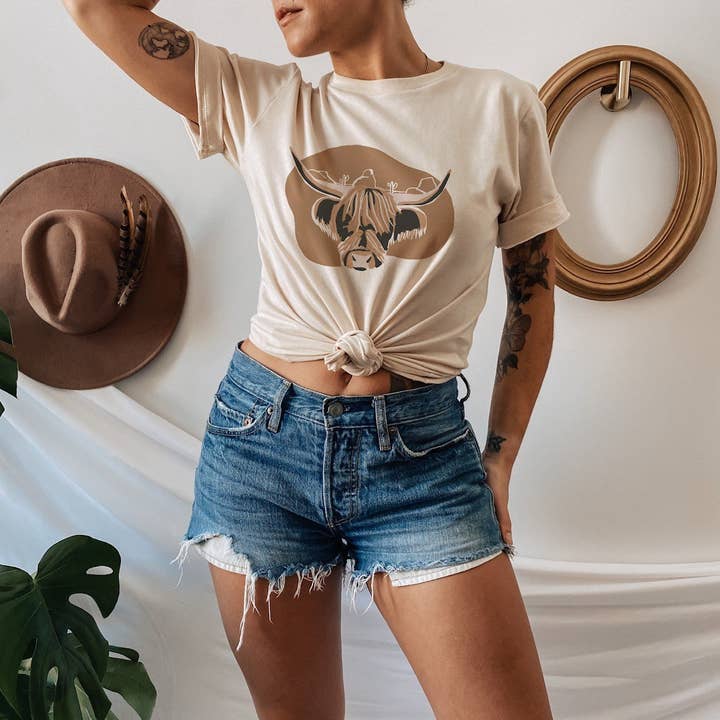 T-shirt unisexe à manches courtes Highland Cow Abstract pour la vente par Dixie Mae Clothing Co.