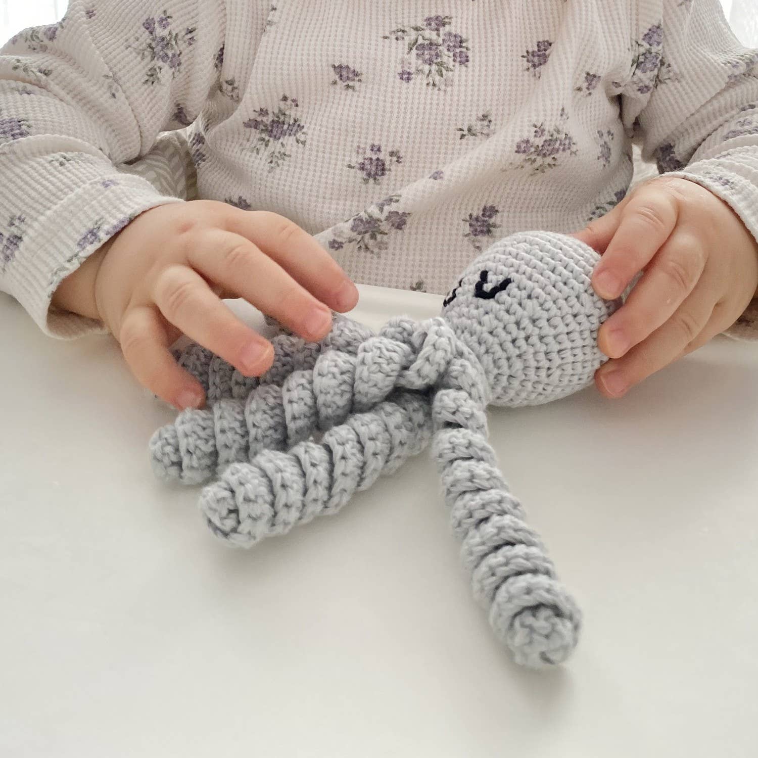 MAYLILY – Großhandel Handrassel – Baby – Rassel-Oktopus – cremefarben1