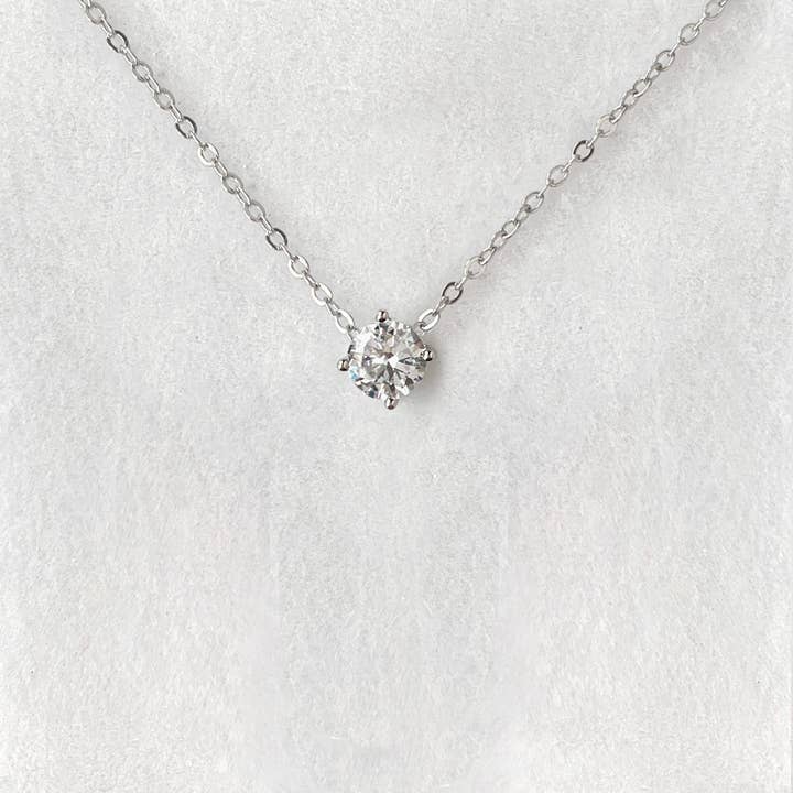 Collier solitaire en diamant simulé pour la vente par Amandine Jewelry