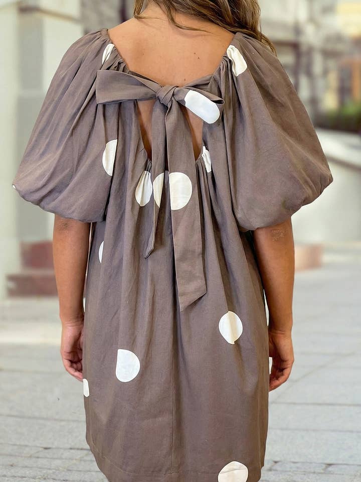 Robe mini ample à imprimé pois, dos noué et manches courtes bouffantes pour la vente par 1 the Woman