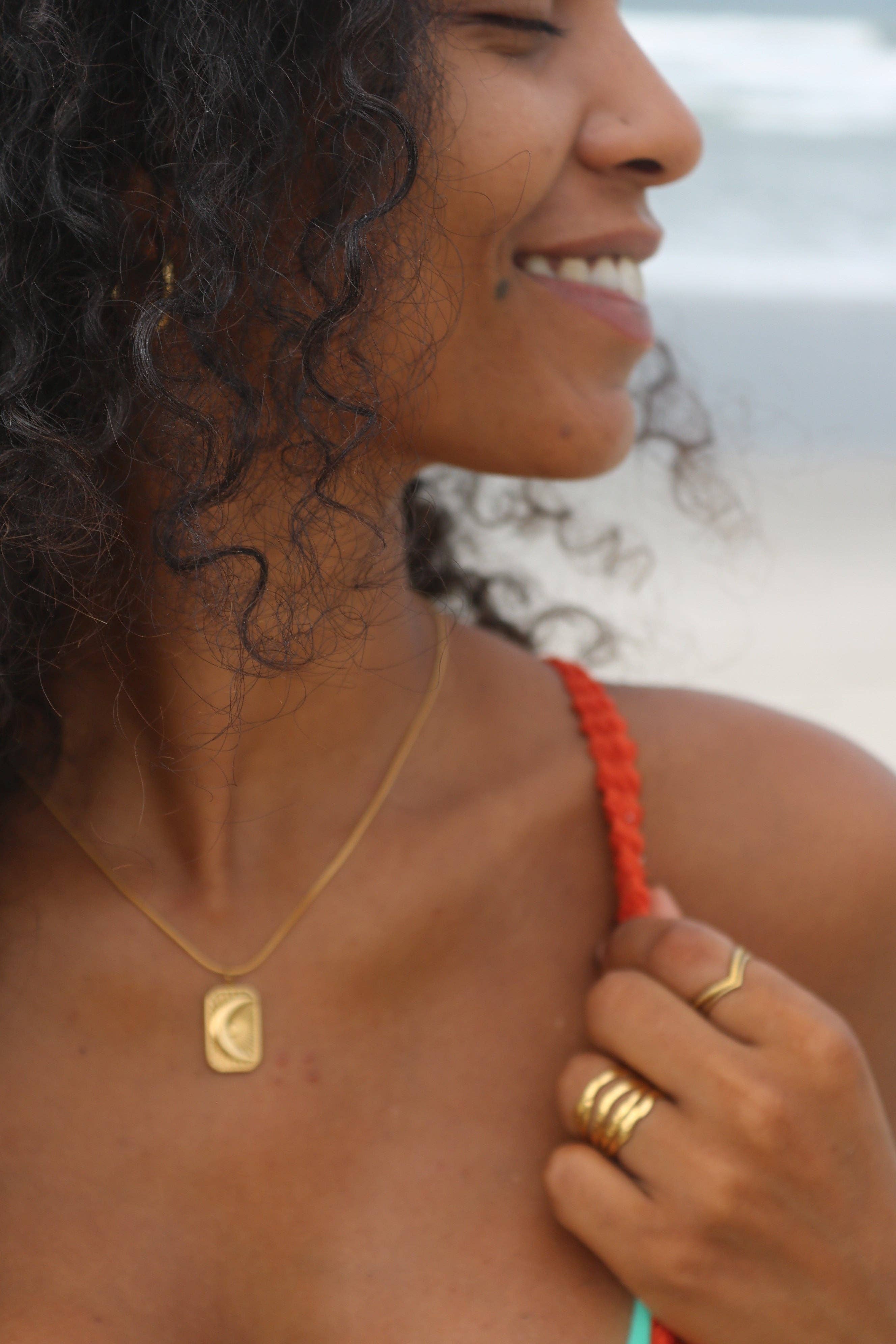 Positiva Jewelry – Engroshandel Halskæde med vedhæng – 18k forgyldt halskæde i rustfrit stål med månevedhæng1